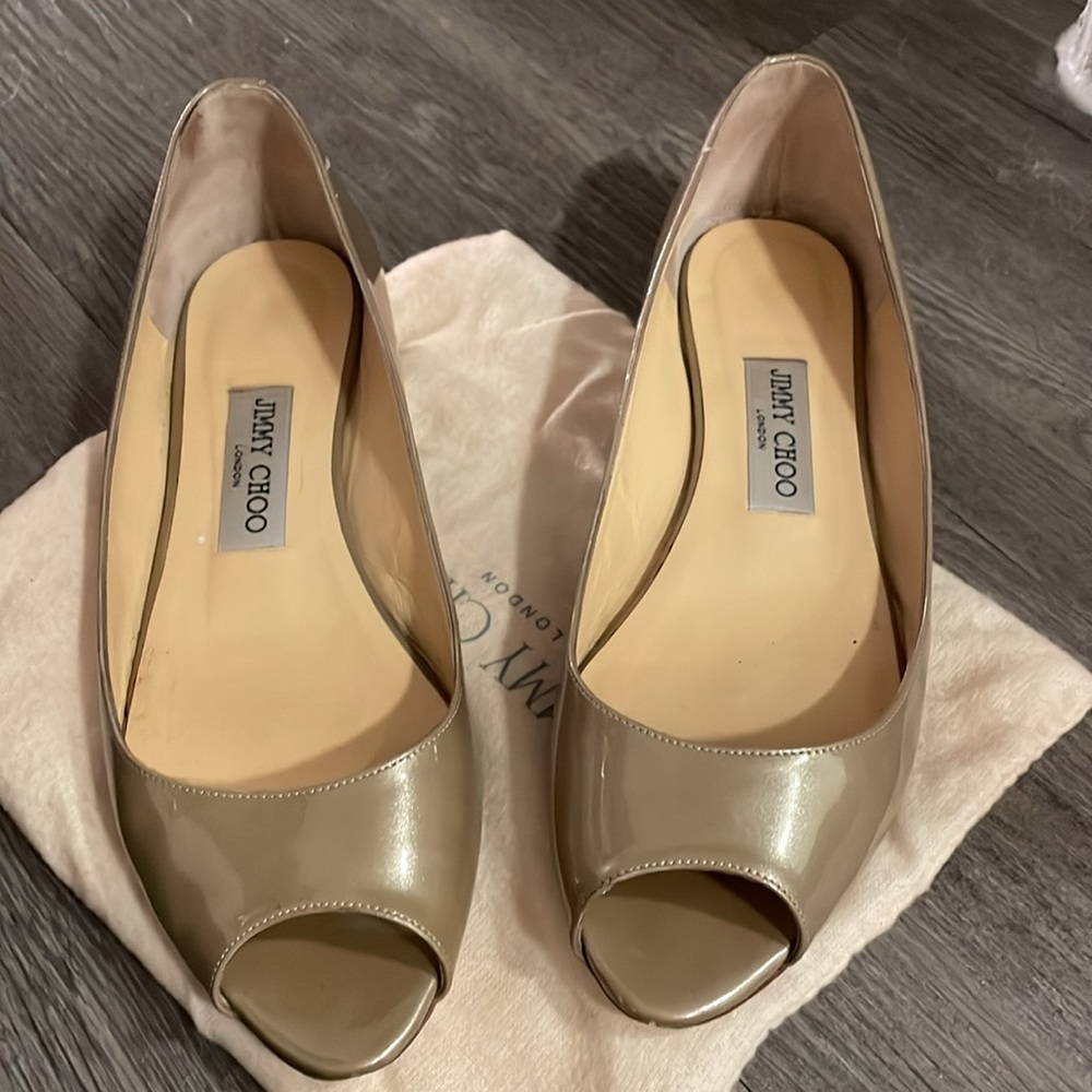 Jimmy Choo Beck Peep Toe Flat Khaki Metallic Patent Leather Gold Enamel Heel - Picture 2 of 16